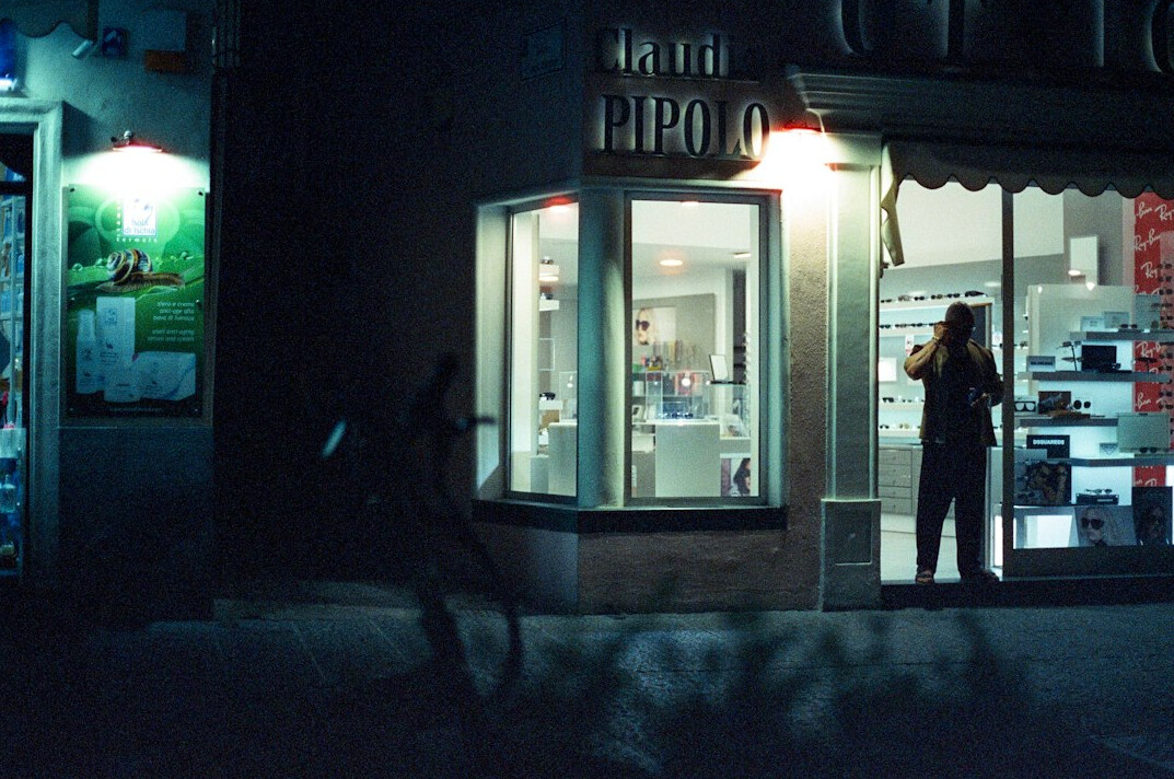 store detective observing